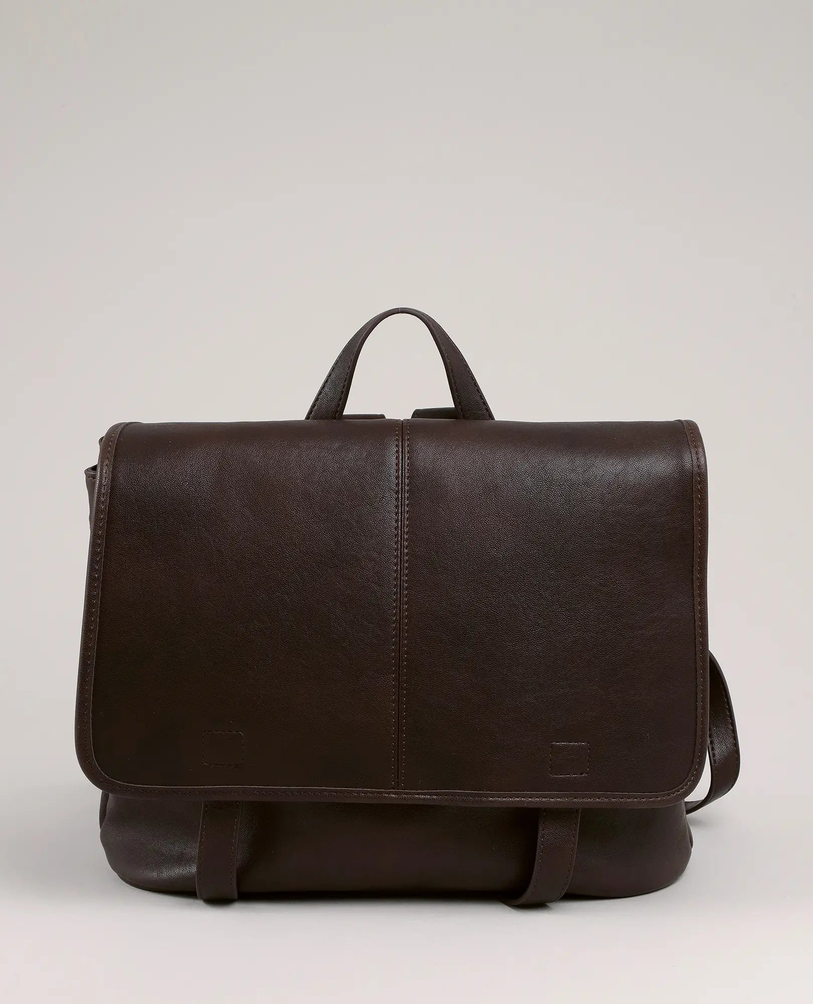 תיק גב "נינה" בצבע חום כהה מבית B-Unique Bags, מוצג על רקע בהיר ונקי.