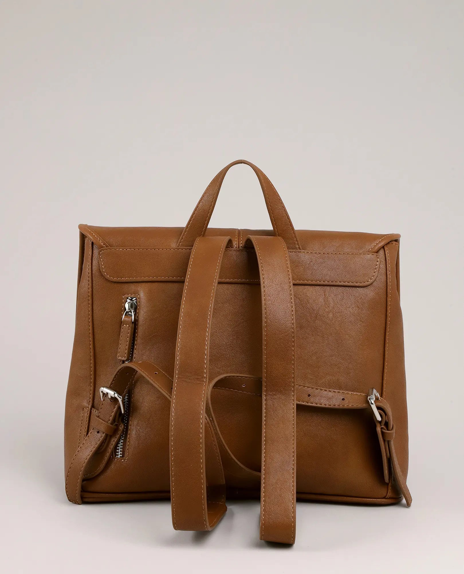 תיק גב "נינה" מבית B-Unique Bags מעור חום בהיר עם רוכסנים כסופים וידית קטנה, מוצג על רקע חלק.