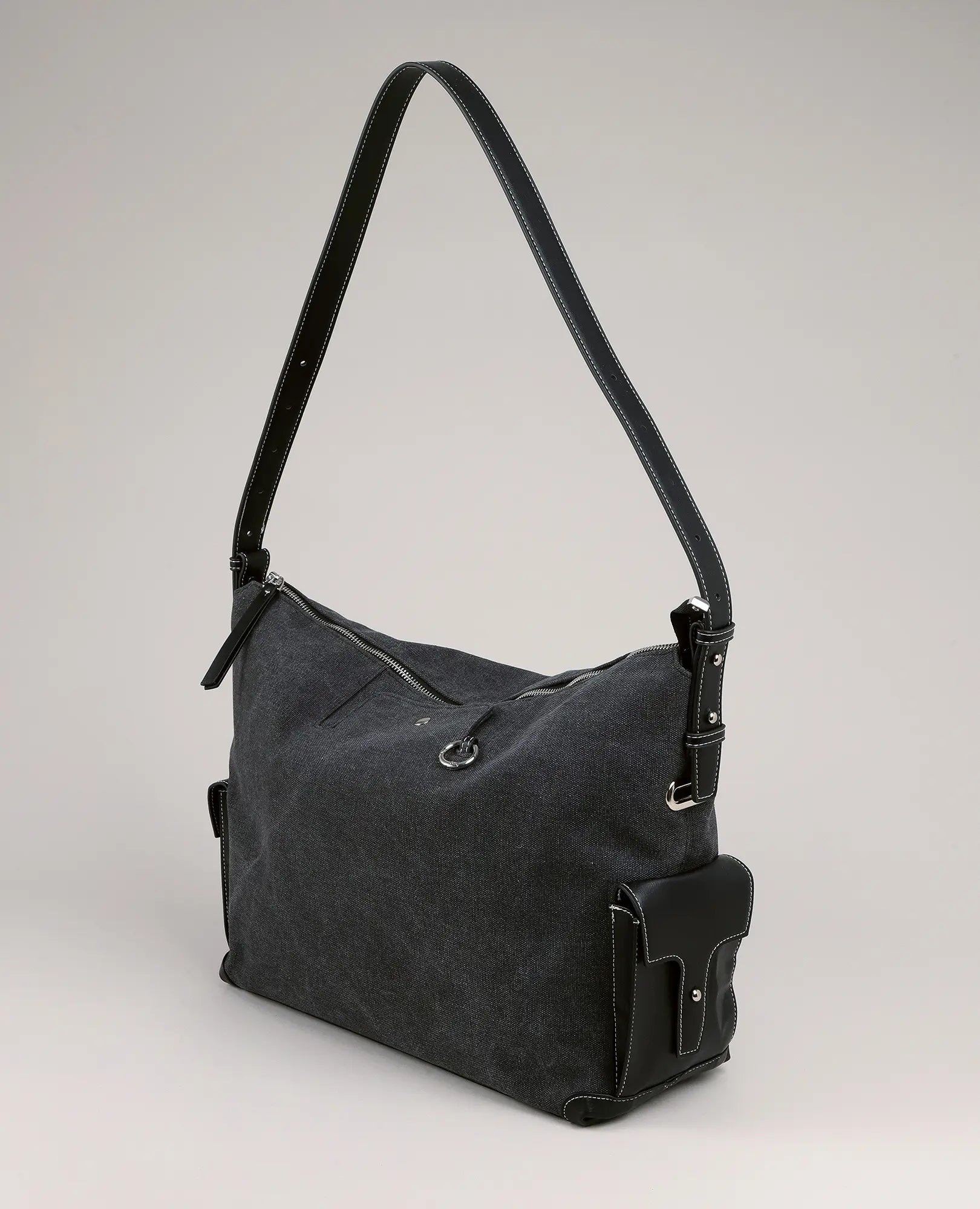 תיק צד מבד קנבס "שירה" מבית B-Unique Bags עם רצועה ארוכה, אלמנטים מעור וקישוטי מתכת כסופים.