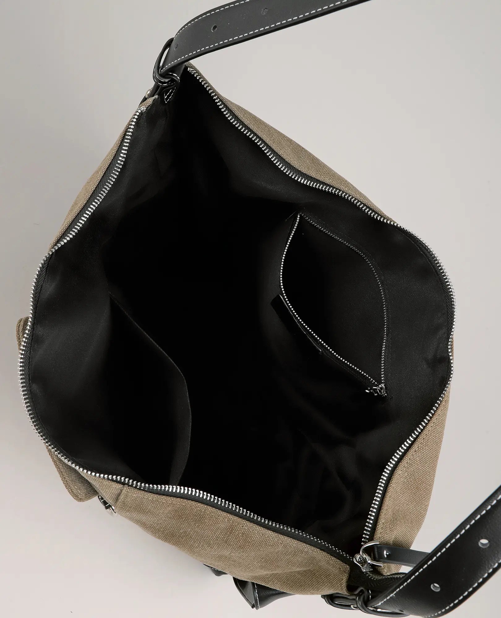 מבט מלמעלה על תיק צד מבד קנבס - "שירה" מבית B-Unique Bags בצבע בז' עם פנים שחורות, כיס עם רוכסן ותא מרכזי מרווח.