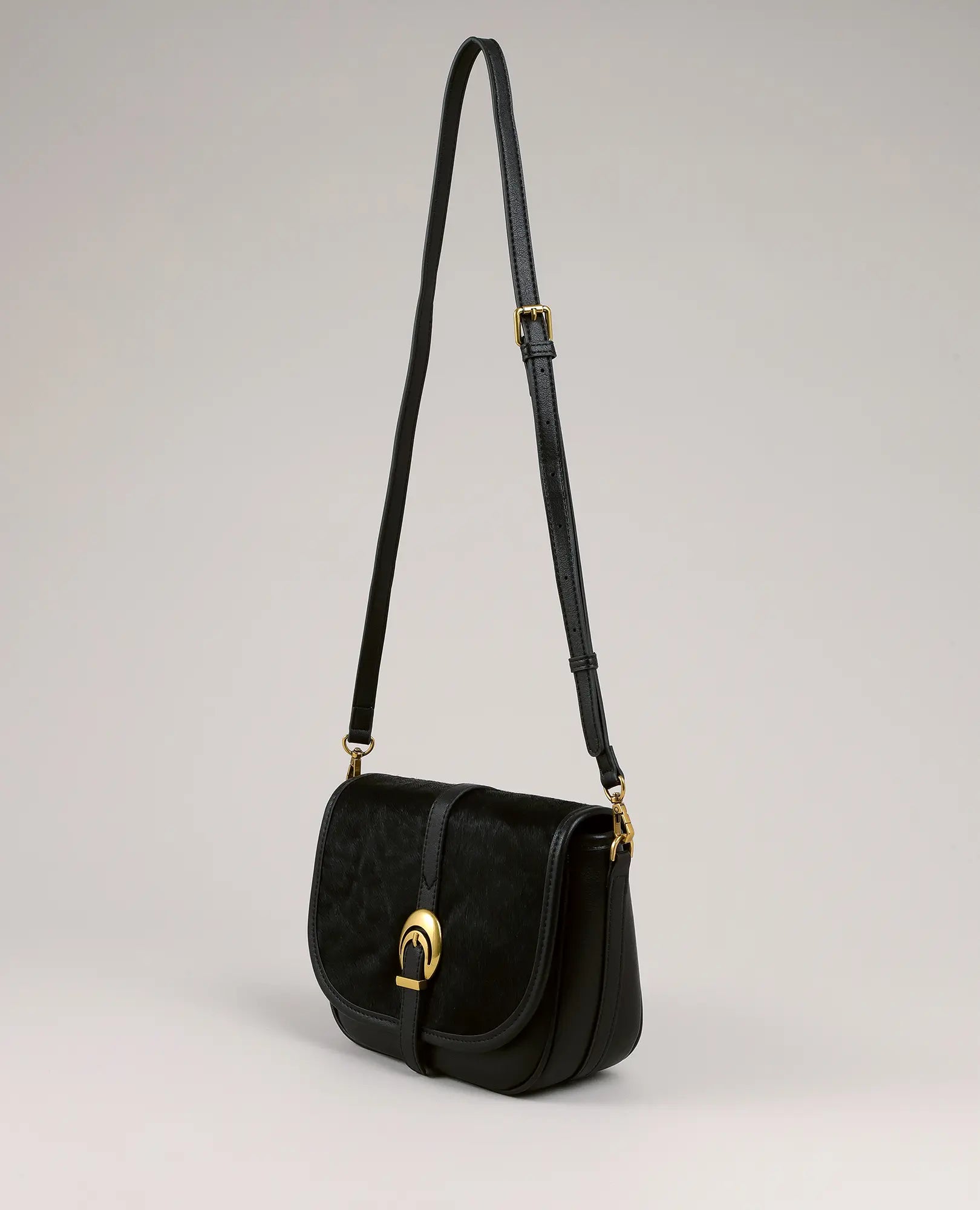 תיק צד - נובה מבית B-Unique Bags, דמוי עור שחור עם אבזם זהב ורצועה מתכווננת.