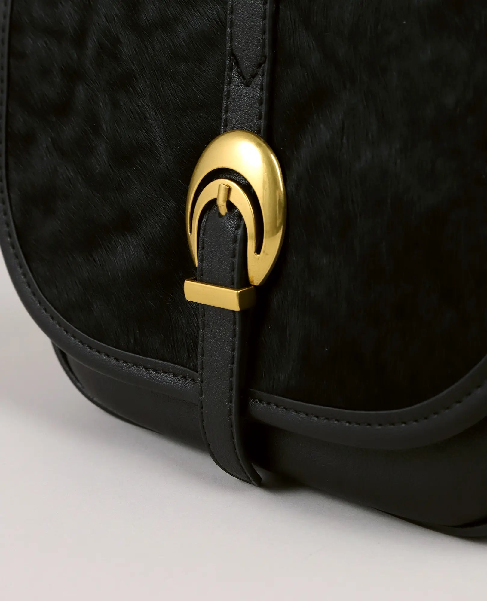 תיק צד נובה מבית B-Unique Bags, דמוי עור שחור עם אבזם זהב יוקרתי בחזית.