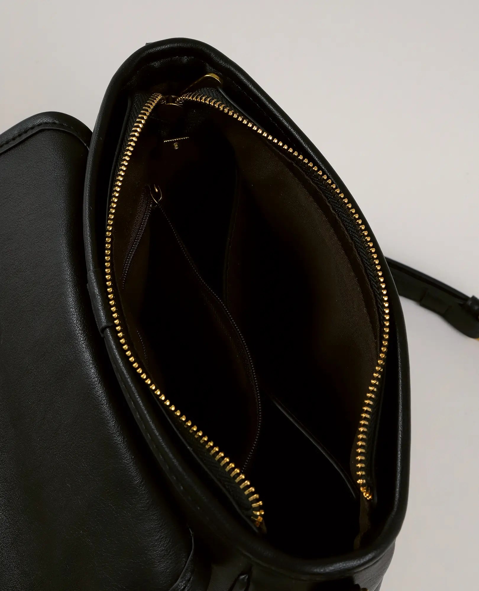 תיק צד פתוח - נובה מבית B-Unique Bags בצבע שחור עם רוכסן זהוב, החושף בטנה חומה ותאים פנימיים.