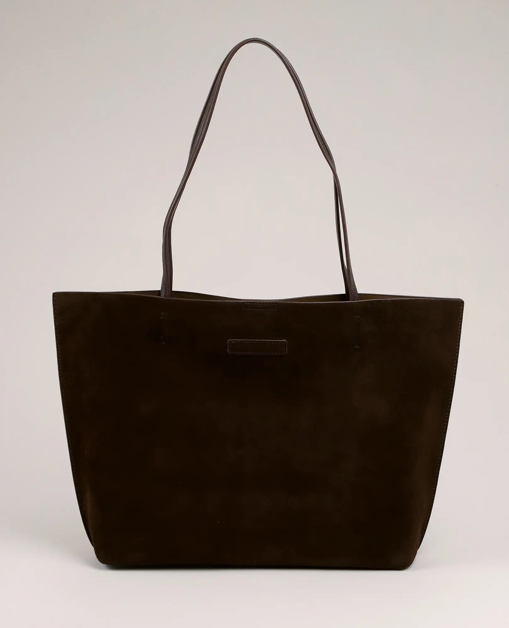 תיק צד גדול - דגם "איב" של B-Unique Bags בצבע קפה, בעיצוב לנשים עם שתי ידיות דקות, מוצג על רקע בהיר.