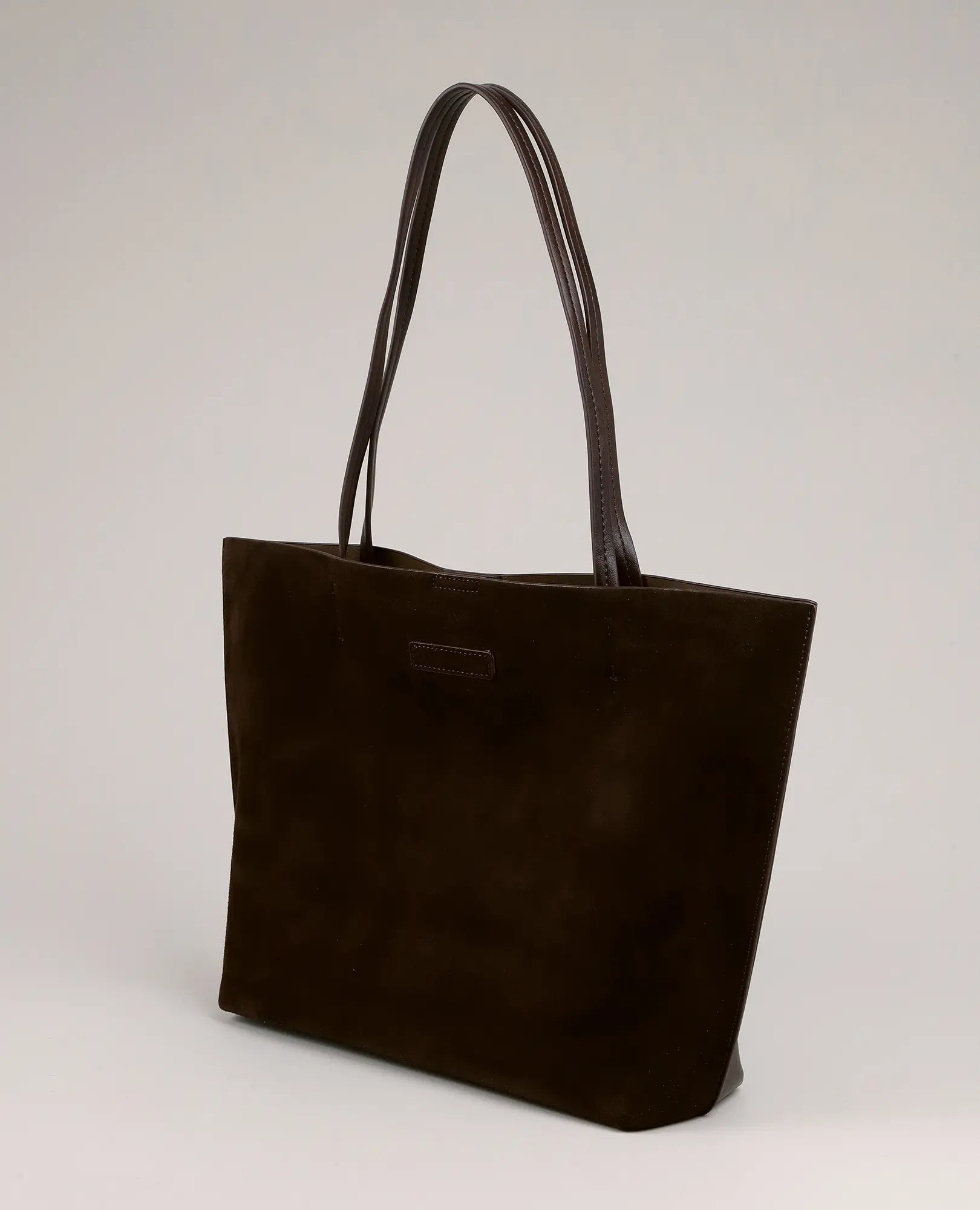 תיק צד גדול - מעור חום כהה עם ידיות דקות מבית B-Unique Bags, מוצג על רקע בהיר.