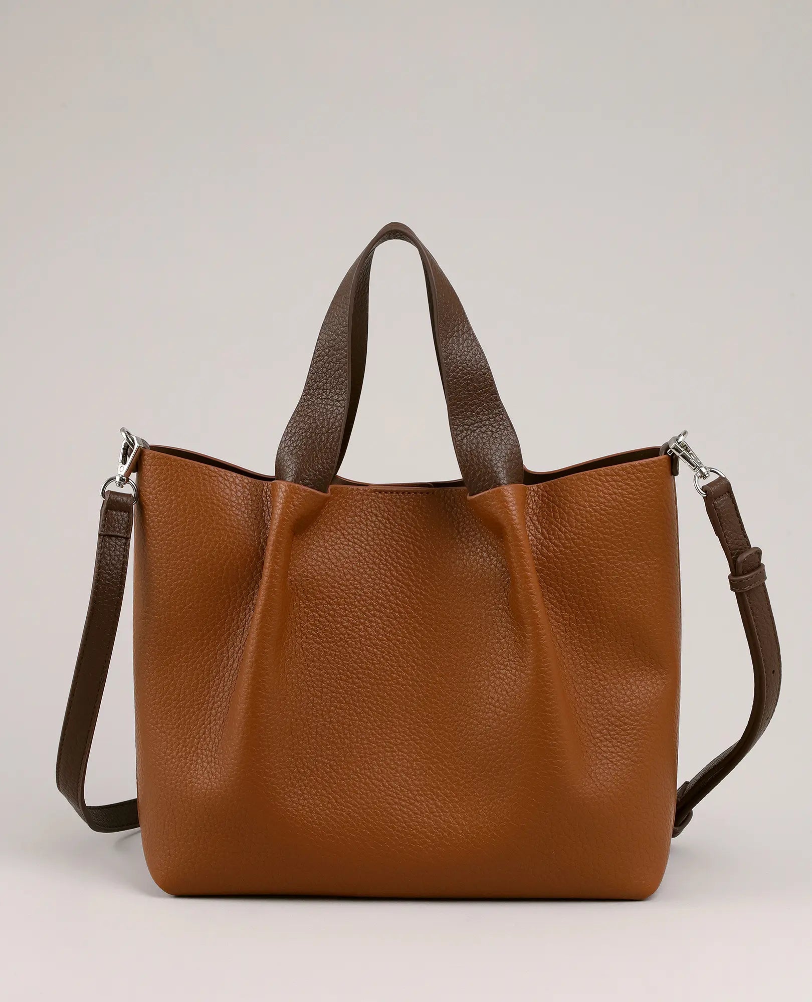 תיק צד מתכוונן מדגם "עלמה" מבית B-Unique Bags, דמוי עור חום עם ידיות קצרות ורצועה מתכווננת, מוצג על רקע חלק.