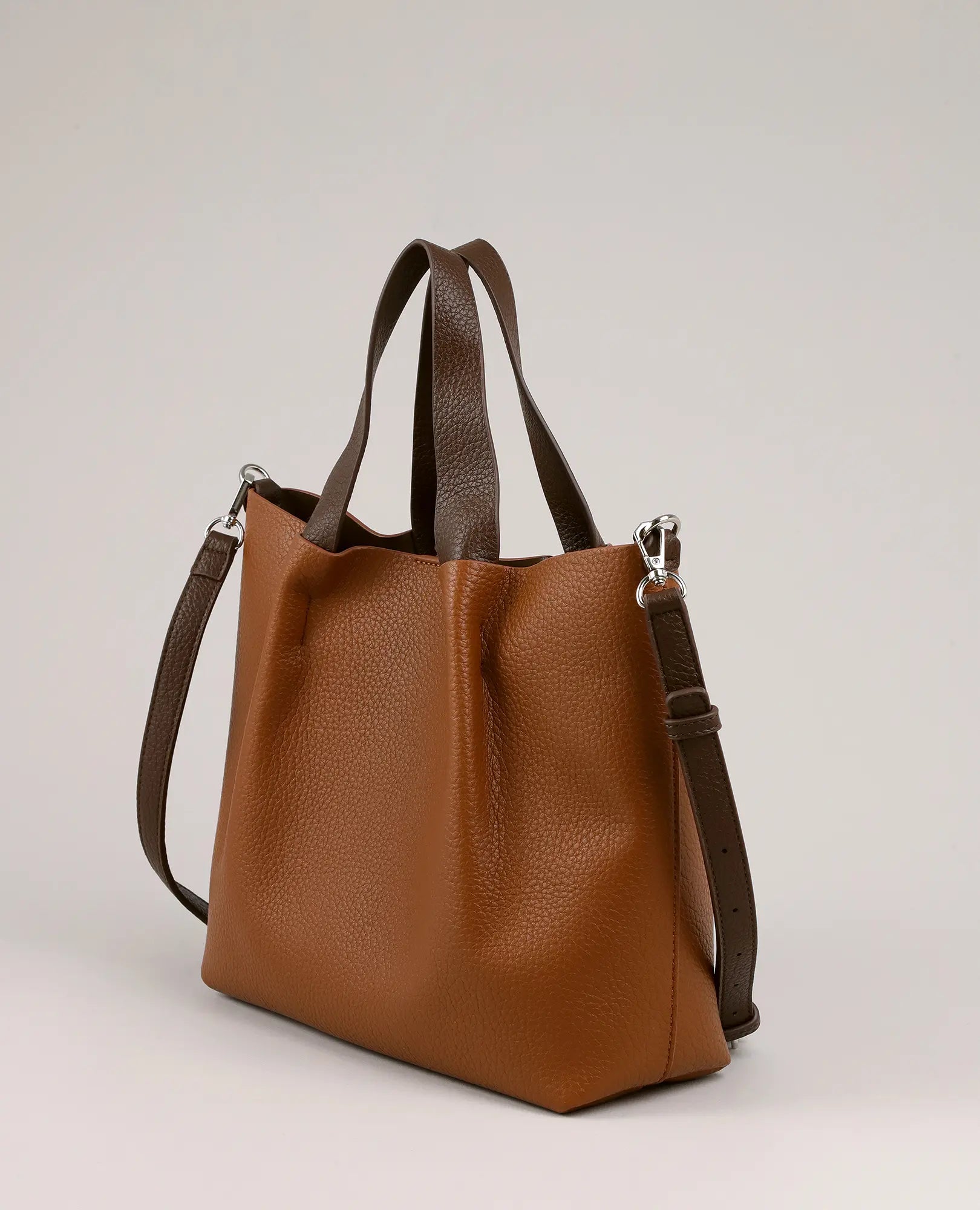 תיק צד עם קפלים - עלמה בצבע קאמל, B-Unique Bags, עם שתי ידיות ורצועה מתכווננת.