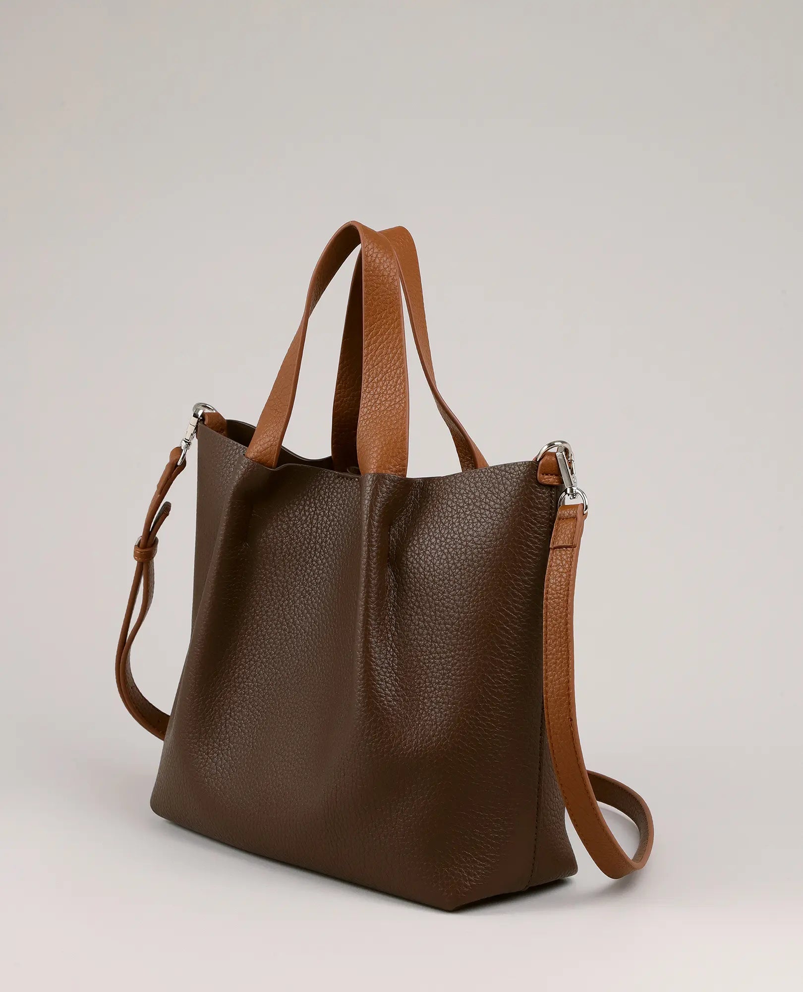 תיק צד עם רצועות מתכווננות של B-Unique Bags, דמוי עור חום עם שתי ידיות ורצועה מתכווננת, מוצג על רקע פשוט.