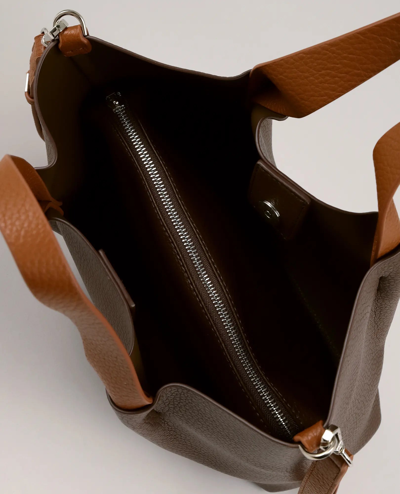 תיק צד מתכוונן של B-Unique Bags, דמוי עור חום עם ידיות בצבע טאן, תא פנימי עם רוכסן וסגירת מגנט.