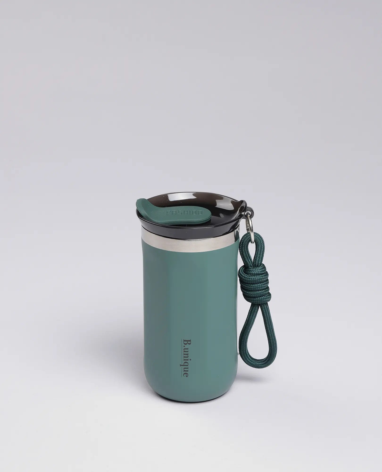 כוס תרמית ירוקה בנפח 350 מ"ל מבית B Unique עם מכסה שחור וידית חבל, על רקע אפור בהיר.