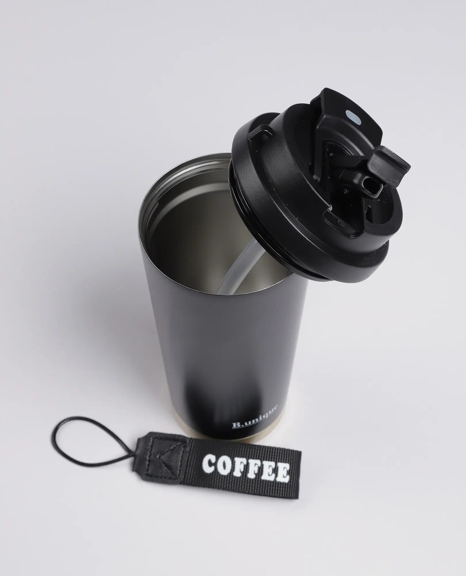 Black B Unique כוס תרמית 530 מ"ל ספל נסיעות עם מכסה פתוח ומחזיק מפתחות "COFFEE" נתיק על רקע לבן.