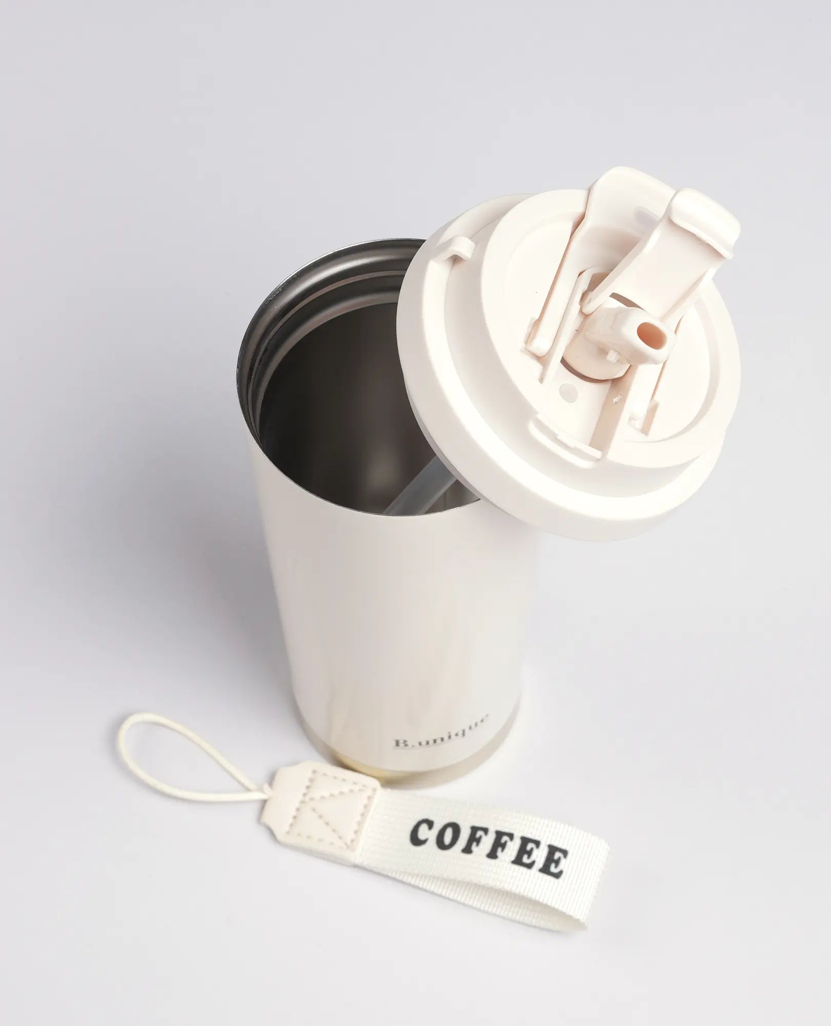 כוס תרמית לבנה 530 מ"ל מבית B Unique עם מכסה פתוח ומחזיק מפתחות COFFEE, מושלמת לשתייה חמה.