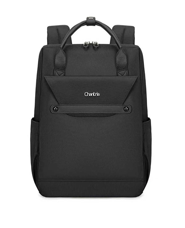 תיק מחשב נייד שחור עם תא קדמי מבית B-Unique Bags, עם דש וכיסים צדדיים, ידיות עליונות, על רקע לבן.